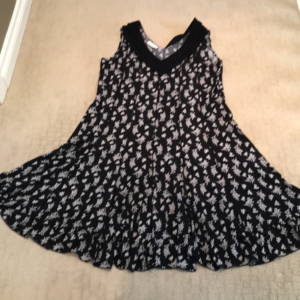 Flattering black and white flowy dress with double flap v neck collar.